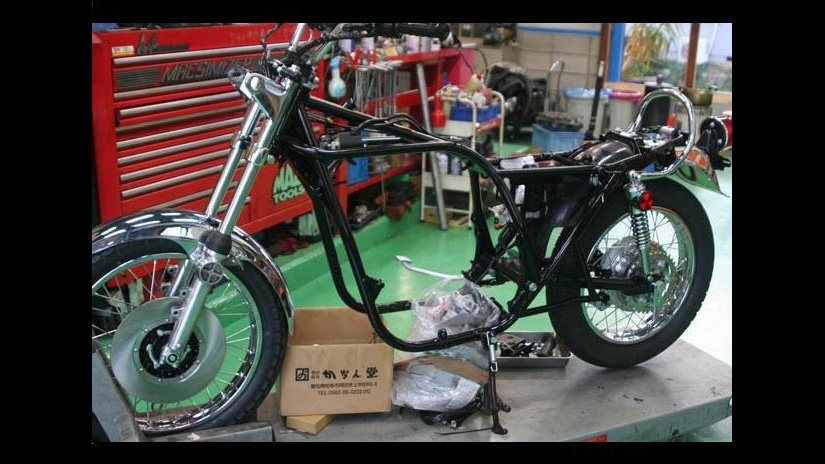 レストアバイクの組み立て作業